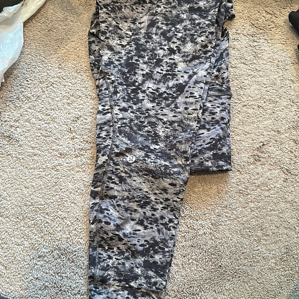 Lululemon Base Pace High-Rise Running Tight 25" in size 10 & Color Grey Multi